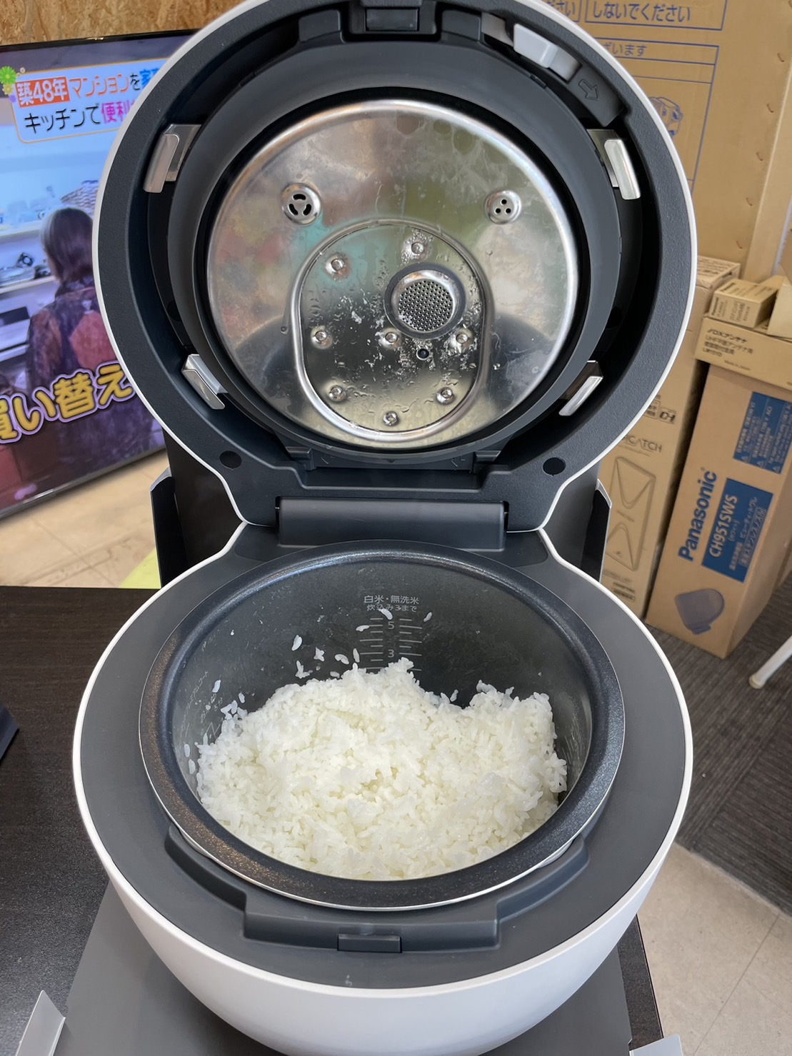 蓋を開けた炊飯器ビストロV